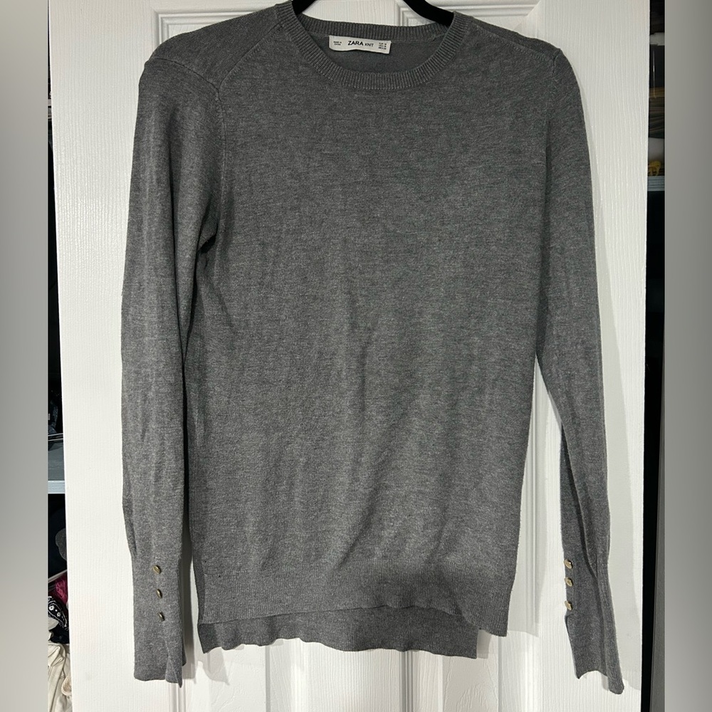 Zara grey knit sweater 
Long sleeve 
3 gold button